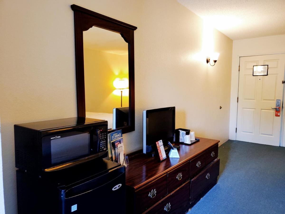 Voyager Inn Saint Ignace Εξωτερικό φωτογραφία