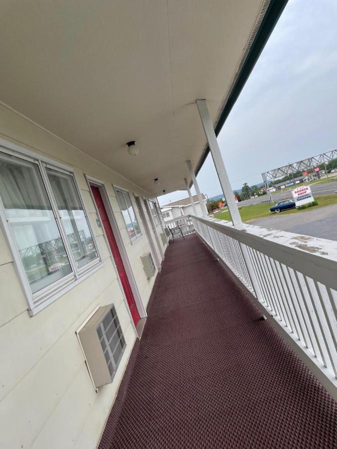 Voyager Inn Saint Ignace Εξωτερικό φωτογραφία
