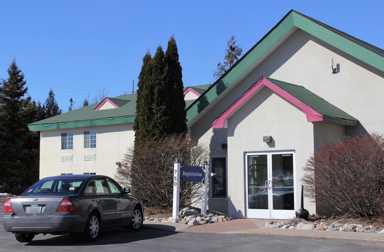 Voyager Inn Saint Ignace Εξωτερικό φωτογραφία