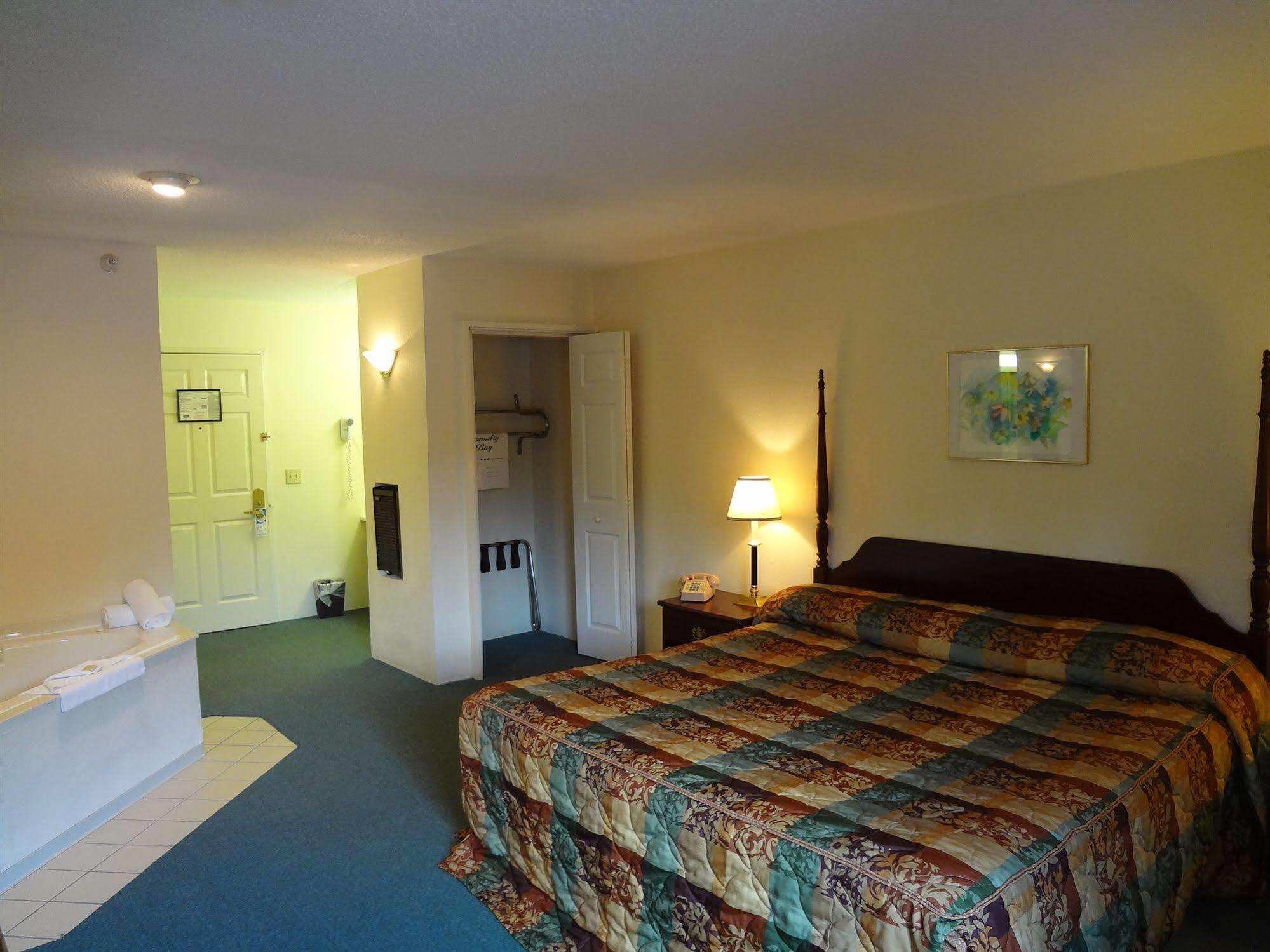 Voyager Inn Saint Ignace Εξωτερικό φωτογραφία