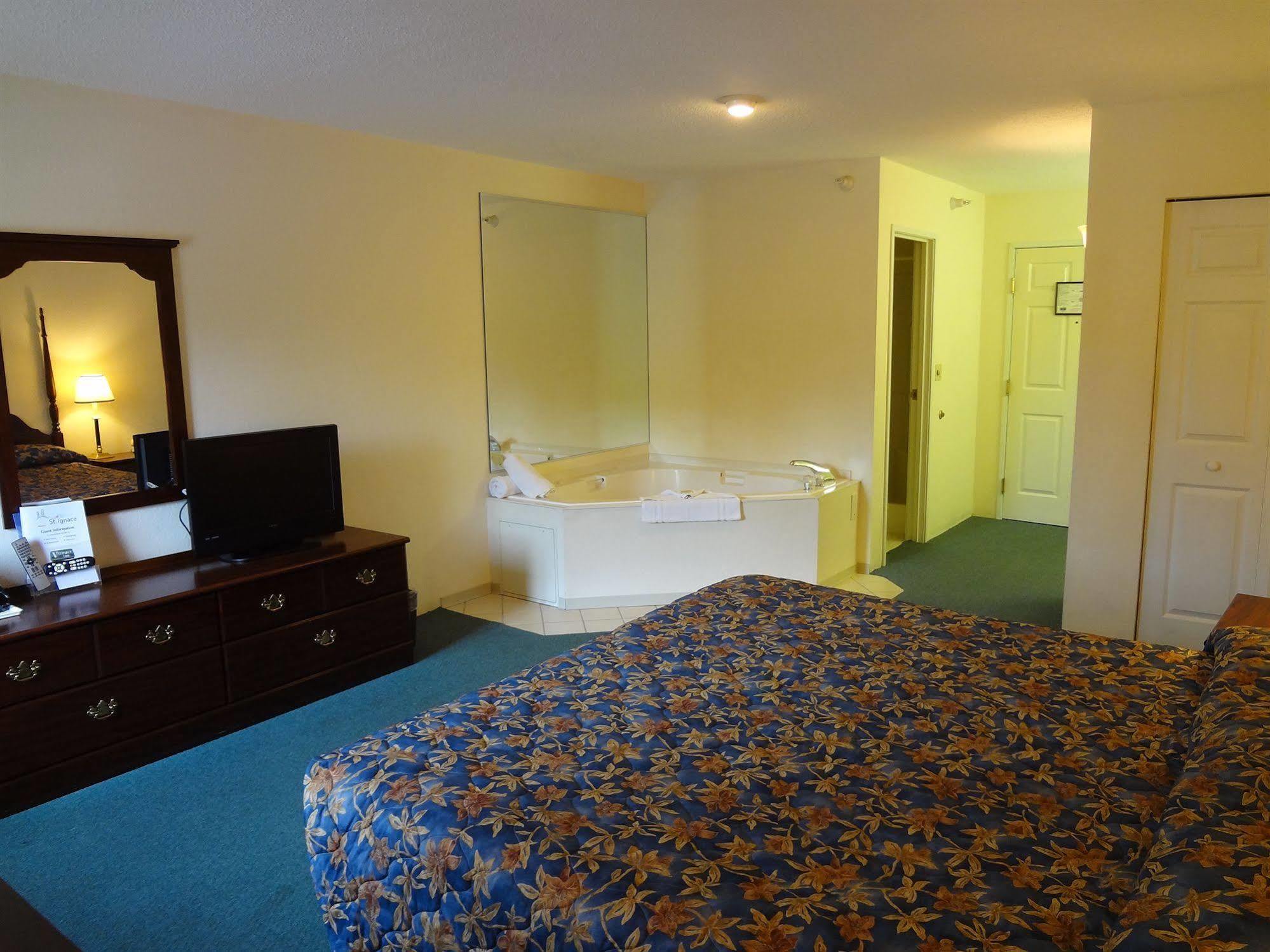 Voyager Inn Saint Ignace Εξωτερικό φωτογραφία